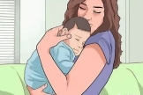 新生兒寶寶很嬌弱，抱寶寶的姿勢很重要