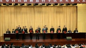 我院徐凱副院長和徐浩教授在徐州市科技創(chuàng)新暨科學技術獎勵大會上登臺領獎