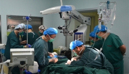 我院成功抢救一名被钉耙扎进头内的八旬老人