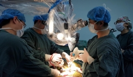 脊柱外科完成显微镜下微创腰椎髓核摘除纤维环修复术