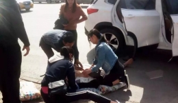 这张照片感动一座城！老人街头昏迷，徐医附院美小护跪地10分钟……