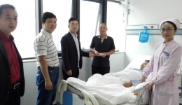 患者家属900元现金掉落电梯井道，徐医附院东院齐力帮寻，全数送还
