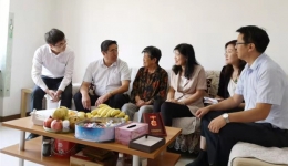 国庆前夕我院党委书记看望慰问离休老干部