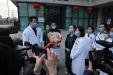 我市新型冠状病毒感染的肺炎首位治愈患者今天在徐医附院出院