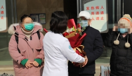 徐医附院隔离病房一线再传好消息：我市首例确诊新冠肺炎患者和其两位家人今日同时出院