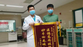 患者锦旗赠徐州医科大学附属医院张伟主任、冯守界、王正医生及夏护士长全体医护人员