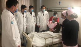 介入科看望在病区住院治疗的老党员