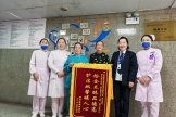 神經(jīng)內(nèi)科無陪護(hù)病房保潔員拾金不昧受贈錦旗