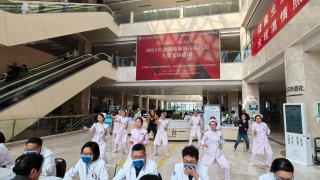 我院联合市疾控中心（市卫生监督所）开展全国肿瘤防治宣传周大型义诊