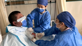 静疗团队挑战高难度坐位置管救治重症患者