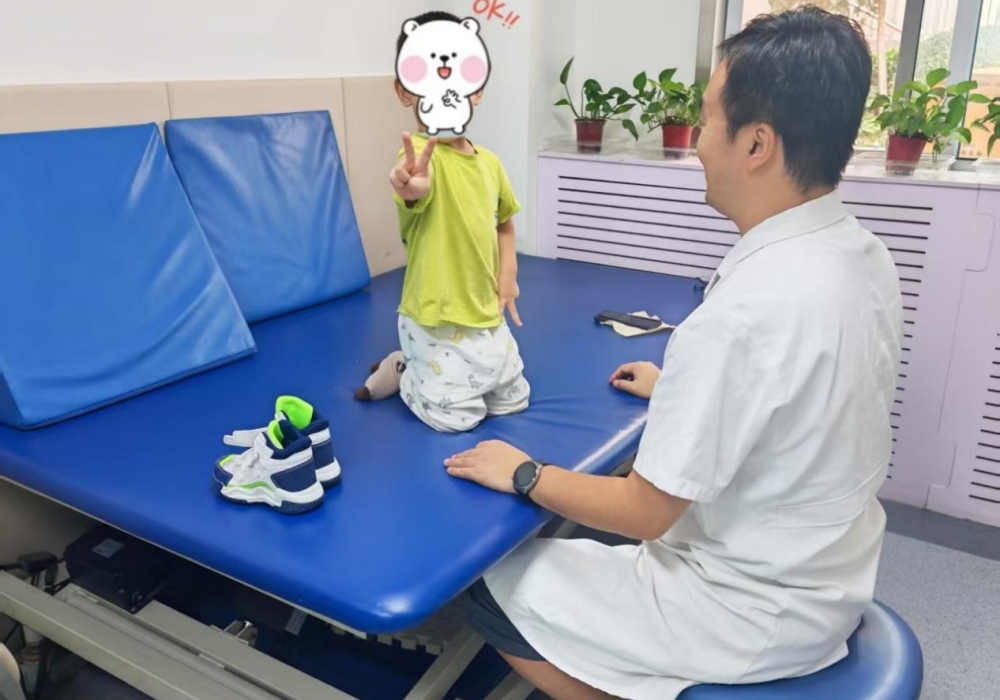 儿科儿童康复团队助力重度颅脑损伤患儿康复