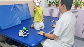 儿科儿童康复团队助力重度颅脑损伤患儿康复